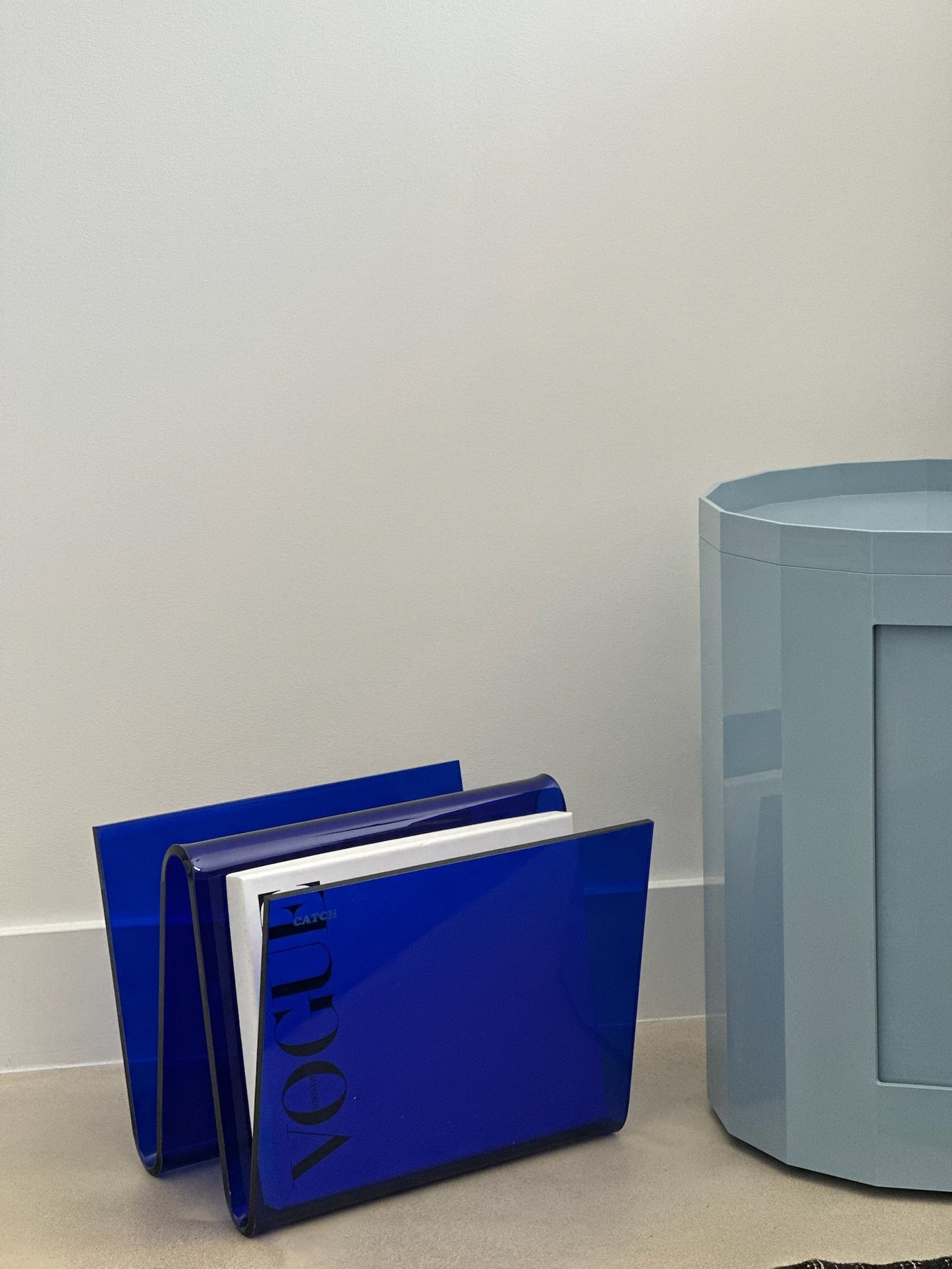 Magazine holder in Kings blue